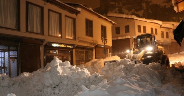 Bitlis Belediyesi karla mücadeleye gecede devam ediyor