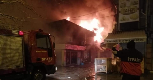 Bolvadin’de çıkan yangında 10 iş yeri alevlere teslim oldu