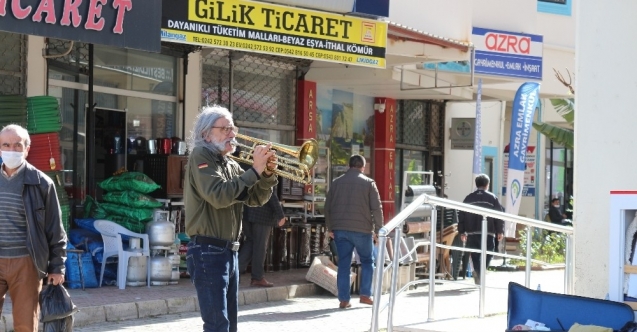 Brezilyalı orkestra şefinden Antalya sokaklarında trompet resitali