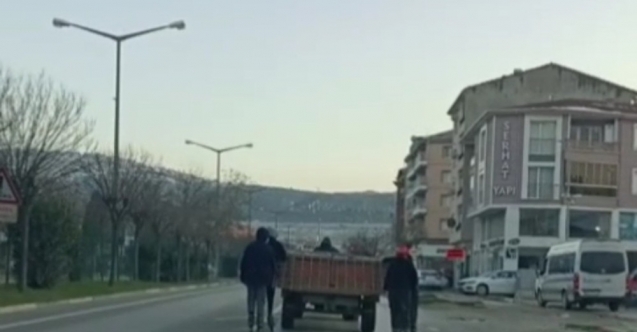 Bursa’da traktöre takılan patenci çocukların tehlikeli yolculuğu kameralara yansıdı