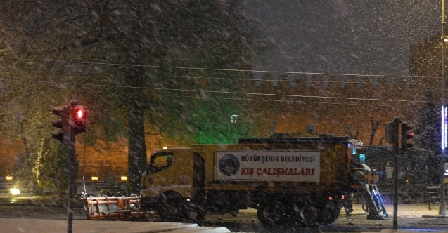 Büyükşehir, 16 ilçede gece boyu karla mücadele etti