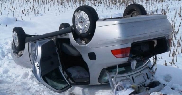 Buzlu yolda kayan araç şarampole yuvarlandı: 2 yaralı