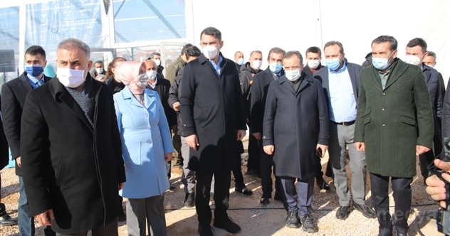 Çevre ve Şehircilik Bakanı Murat Kurum, deprem konutlarını inceledi