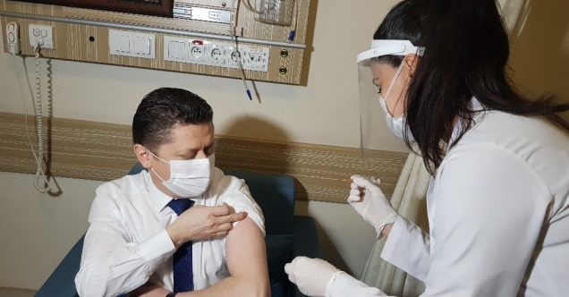 Covid-19 aşısı Karabük’te sağlık çalışanlarına uygulanmaya başladı