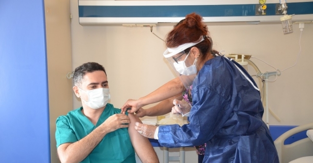 Didim’de hastane çalışanları Kovid -19 aşısı oldu
