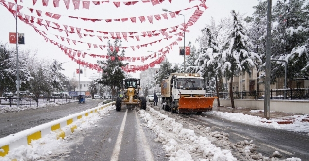 Diyarbakır Büyükşehir Belediyesi, karla mücadele çalışmalarına hızlı başladı