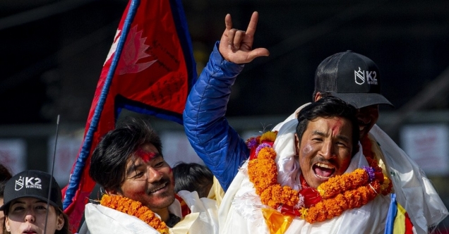 Dünyanın en yüksek 2. noktasına ulaşarak ilke imza atan Nepalli dağcılar ülkelerinde kahraman gibi karşılandı