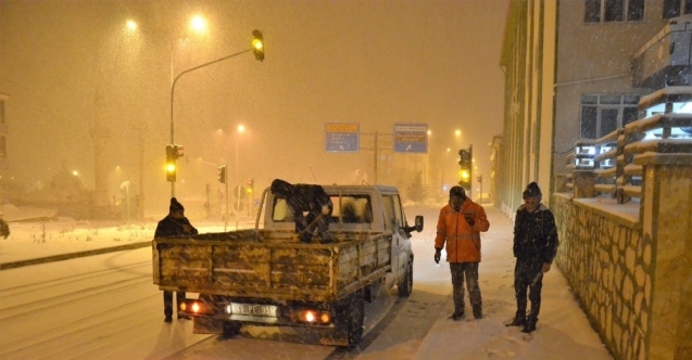 Emet’te ekiplerin gece karla mücadelesi