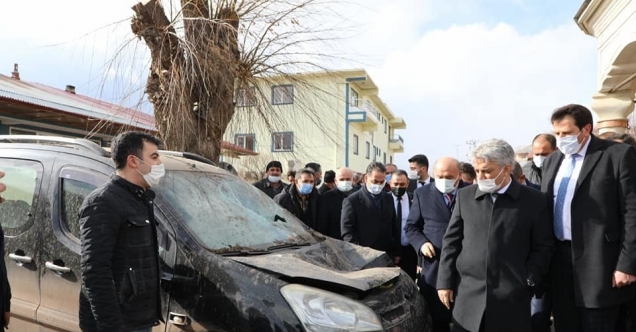 Erzincan protokolü fırtınanın zarara yol açtığı Otlukbeli’de incelemelerde bulundu