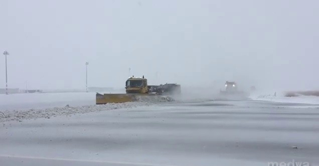 Erzurum Havalimanı’nda karla mücadele