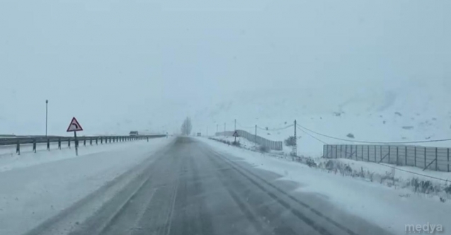 Erzurum Horasan Karayolunda Kar Ve Tipi Nedeniyle Ulasim Guclukle Saglaniyor Medya Gazete