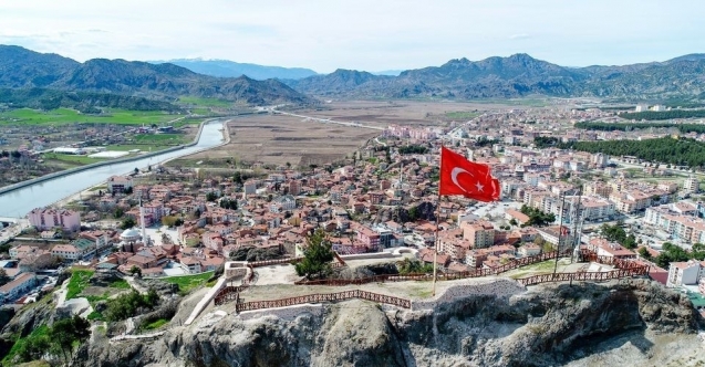 Fırtına Osmancık kalesi’ndeki Türk bayrağına zarar verdi