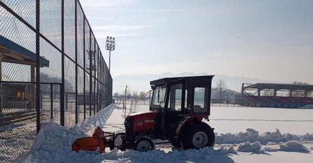 Futbol sahası kardan temizlendi
