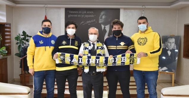 Genç Fenerbahçelilerden Başkan Kayda’ya Fenerbahçe atkısı
