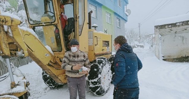Gökçebey Kaymakamı Koşansu karla mücadele eden ekibe yemek dağıttı