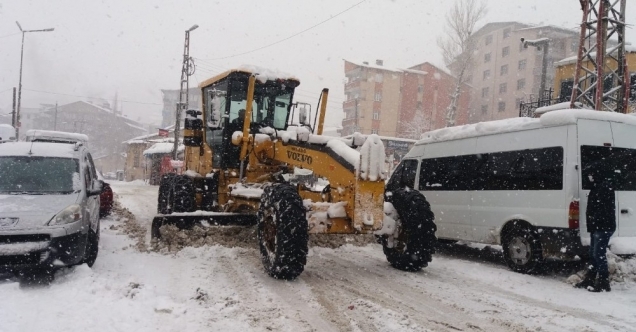 Hakkari Belediyesinden karla mücadele çalışması