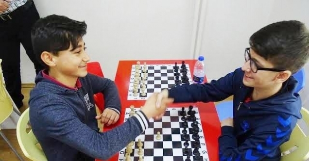 Havranlı öğrenciler ara tatilde oneline satranç turnuvasına katılıyor