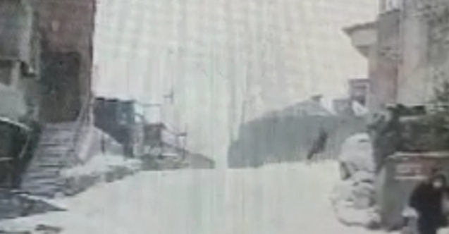 Kağıthane’de buzlanan yolda düşen vatandaşa çarpan otomobil kayarak duvara çarptı