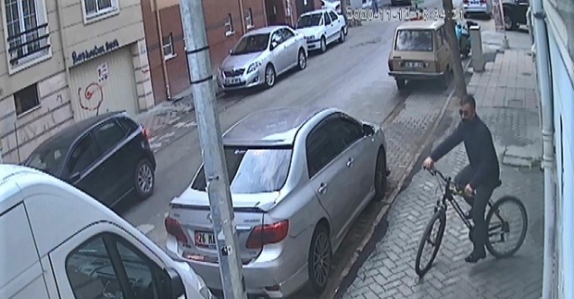 Kapıları zile basarak açtıran bisiklet hırsızı güvenlik kameralarında