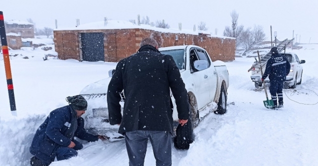 Kar ve tipide mahsur kalan gazetecileri VEDAŞ ekipleri kurtardı