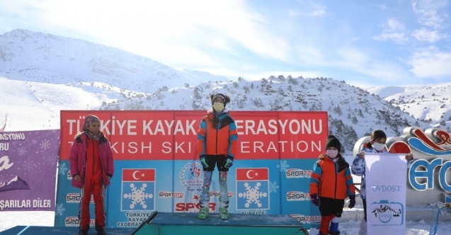 Kayak yarışlarında dereceye giren sporculara ödülleri verildi