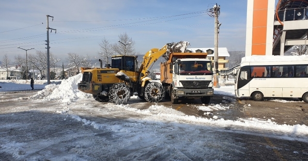 Kaynaşlı Belediyesi kar kütlelerini kaldırıyor