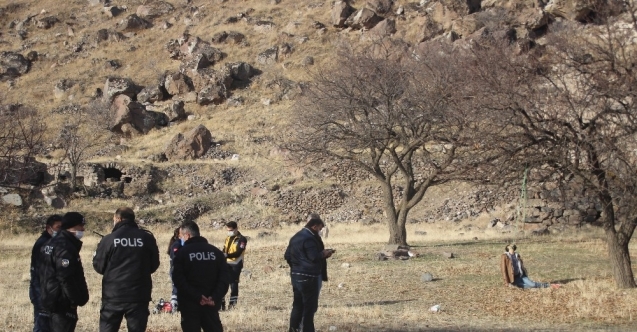Kayseri’de dağlık alanda ağaca asılı erkek cesedi bulundu