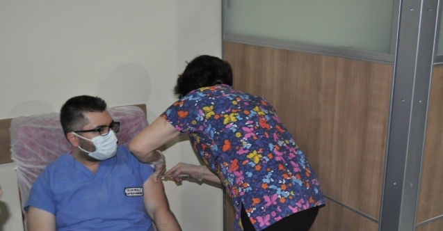 Kırşehir’de, sağlık personelinde aşılama başladı