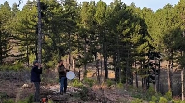 Korona mağduru müzisyen, ormanda çalışan mesai arkadaşlarını sazla sözle eğlendirdi