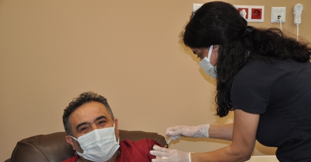 Manisa Şehir Hastanesinde sağlık çalışanlarına aşı vuruldu