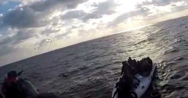 Mersin’de su alan teknedeki 16 göçmen kurtarıldı
