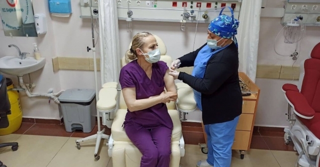 Merzifon’da sağlık çalışanları aşılanıyor