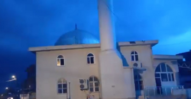 Minareye düşen yıldırım, camide hasar oluşturdu
