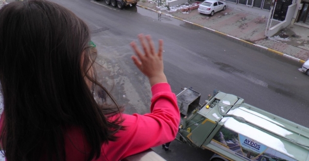 (Özel) Minik kız 3 yıldır çöp arabasına el sallıyor
