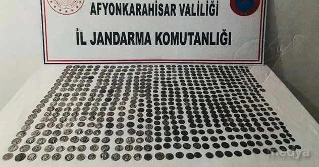 Poşette taşıdıkları 594 adet tarihi sikke ile yakalandılar