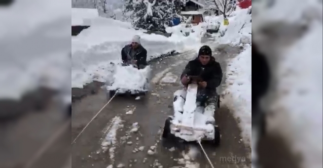 Rize’de tahta arabalarını iple kamyonete bağlayan 2 kafadar kar keyfini böyle yaşadı