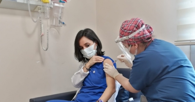Sağlık çalışanlarına Korona virüs aşıları yapılmaya başlandı
