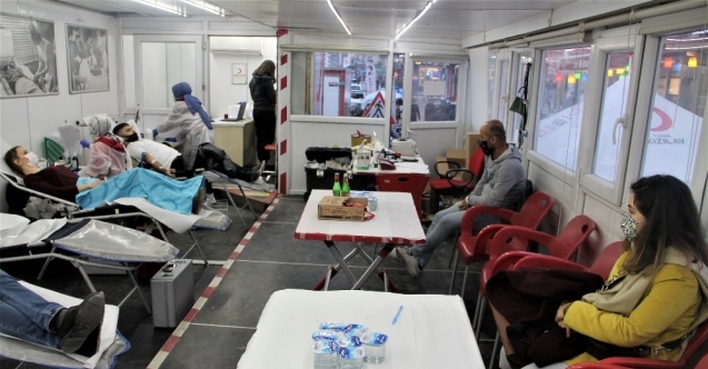 Silopi’de kısıtlamadan muaf tutulan bağışçılar, kan bağışında bulundu