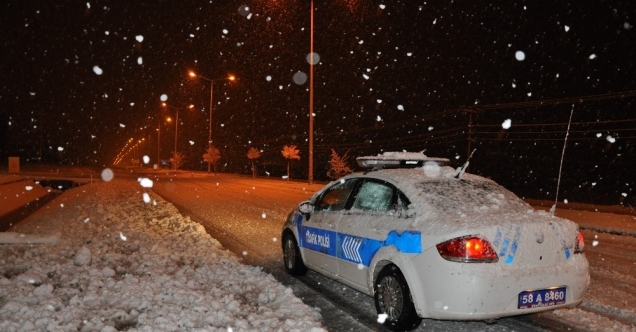 Sivas-Kayseri karayolunda 8 araç mahsur kaldı