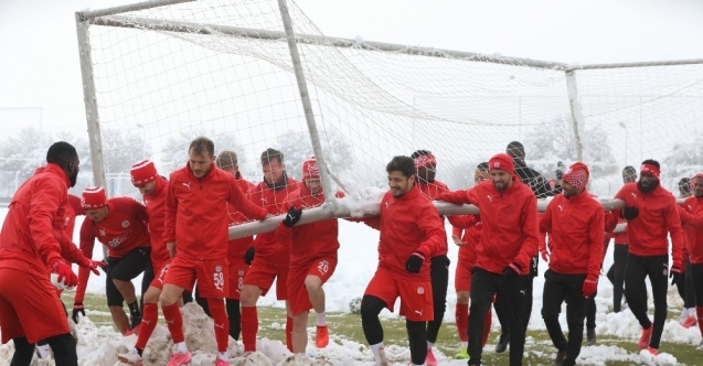 Sivasspor kar altında çalıştı!