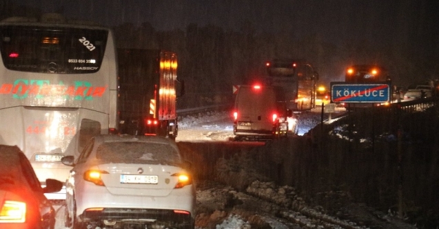 Sivas’ta yoğun kar yağışı ulaşımı aksattı