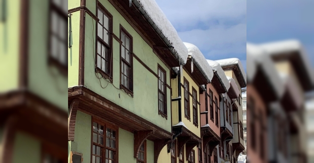 Tarihi Bartın evlerinde kar güzelliği