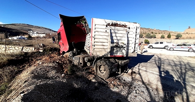 Tır motosikletle çarpıştı: 1 ölü, 1 yaralı