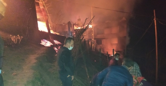 Trabzon’un Araklı ilçesi Taşgeçit mahallesinde çıkan yangın 6 saatte kontrol altına alındı