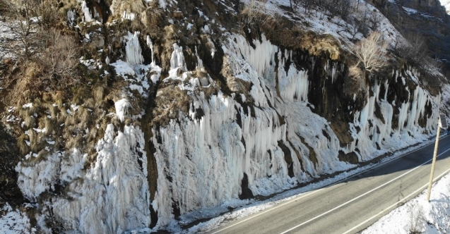 Tunceli’de ağlayan kayalar, buz tuttu