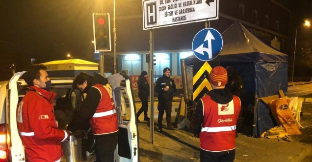 Türk Kızılay ekipleri Ankara’da soğuk havada nöbet tutan ekiplere çorba ikramında bulundu