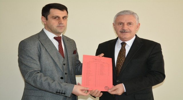 AK Partili Özbek mazbatasını aldı