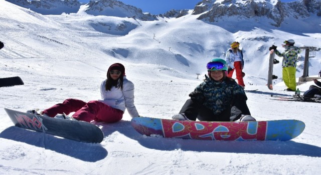 Akdenizin kış turizm merkezi Davraz, kayak severleri ağırlıyor