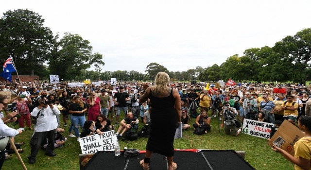 Avustralyada aşı karşıtları sokaklara döküldü