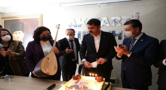 Bakan Kurum Kırşehirde Cumhurbaşkanı Erdoğanın fotoğrafının olduğu pastayı kesti